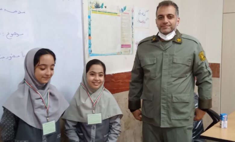 اهدای کارت «محیط‌یار» به دانش‌آموزان نظرآبادی همزمان با دهه فجر انقلاب اسلامی